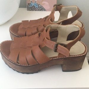 Chunky confortable brown platforms